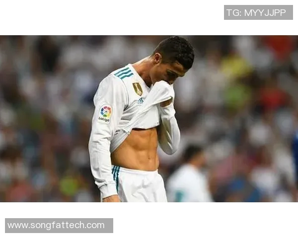 足球明星C罗展现完美腹肌的精彩瞬间与训练秘籍分享 足球明星C罗展现完美腹肌的精彩瞬间与训练秘籍分享